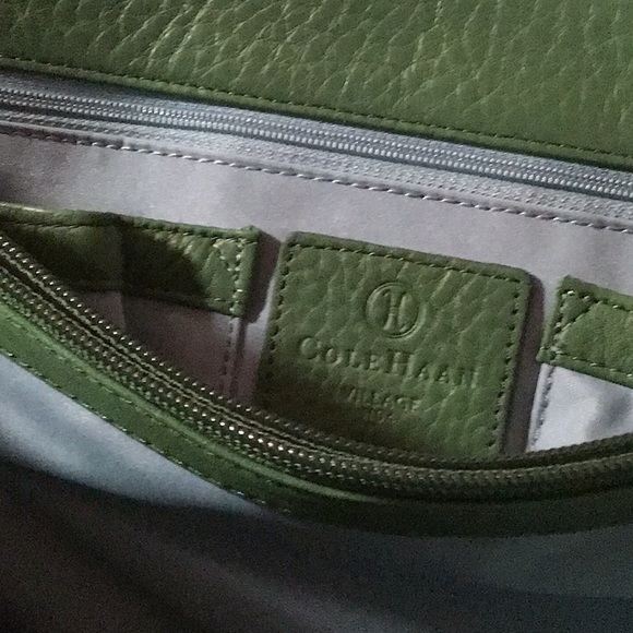 Vintage green Cole Haan purse. Excellent condition. Has magnetic closures - Picture 3 of 5